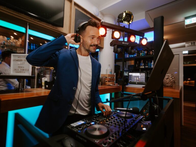 DJ für alle, DJ, Hochzeit, Geburtstag, Firmenevents, Hamburg, Fotobox, Audio Gästebuch Telefon